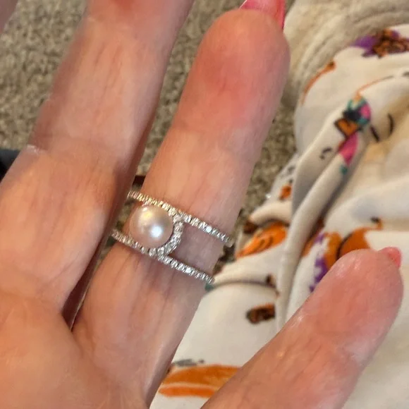 Vantel Pearls Sterling Silver and White Pearl Ring - Picture 1 of 2